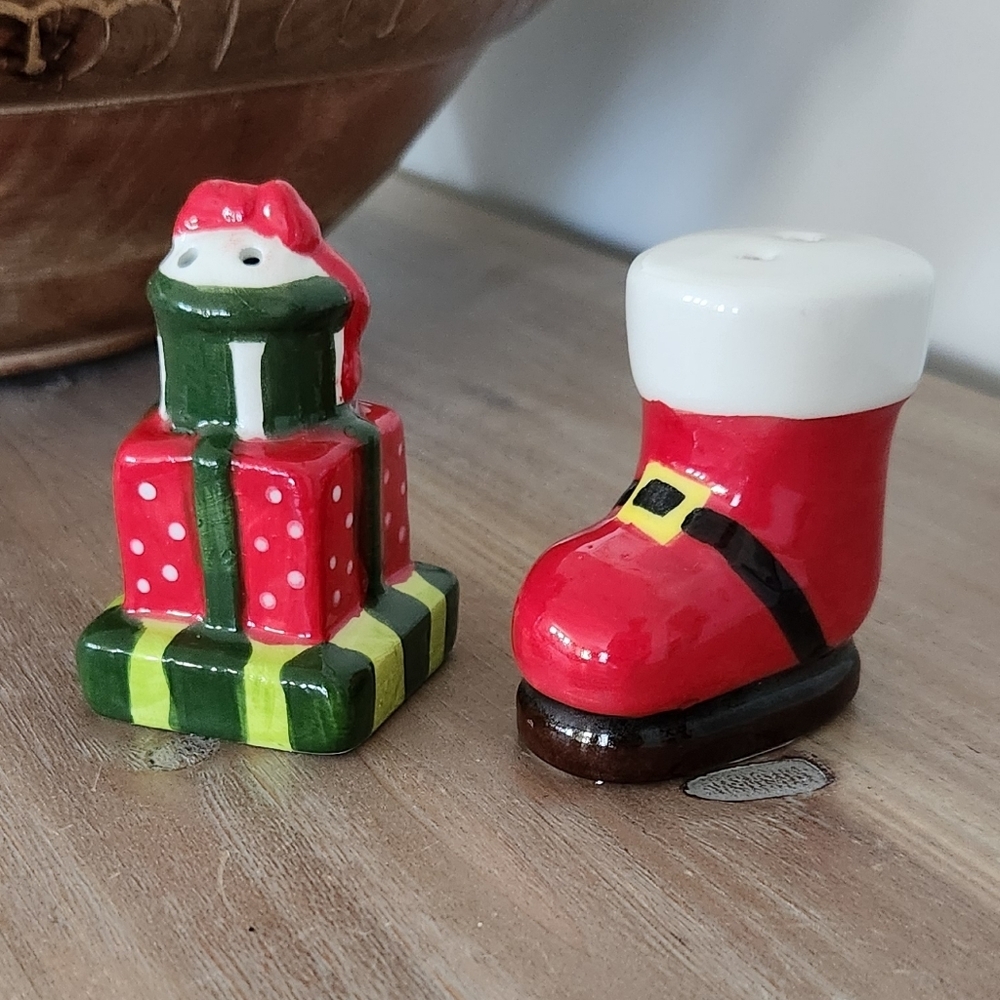 Christmas Ceramic Salt & Pepper Shakers - Santa Boot & Gifts 🎁 NWT - Picture 6 of 12